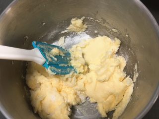 6、星巴克的爆头玛芬蛋糕,用刮刀翻拌一下，防止打蛋器打发糖粉飞扬。