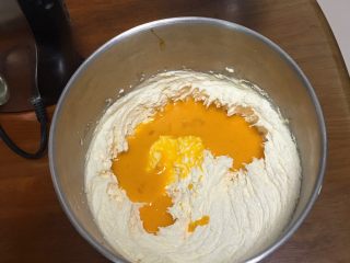 8、星巴克的爆头玛芬蛋糕,分三次加入鸡蛋液。