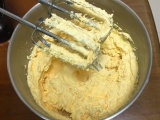 9、星巴克的爆头玛芬蛋糕,每次搅拌均匀后再继续。