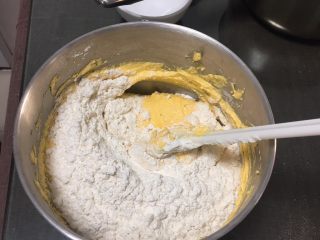 15、星巴克的爆头玛芬蛋糕,再加入三分之一的低筋粉。