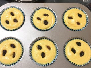 19、星巴克的爆头玛芬蛋糕,蛋糕糊装入裱花袋后，依次挤入纸托中，再放入葡萄干。