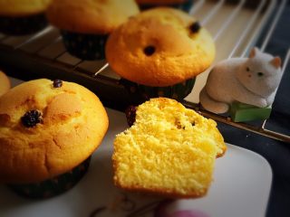 24、星巴克的爆头玛芬蛋糕,掰开品尝，太好吃了，外酥里软的感觉真好。