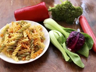 1、火腿肠时蔬炒意面便当,首先把炒意面的食材备齐。