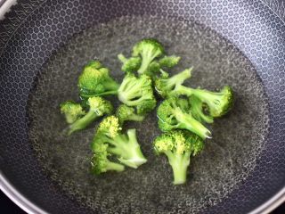 5、火腿肠时蔬炒意面便当,锅中倒入适量的清水烧开后，加入少许盐和几滴食用油，放入西兰花焯水，看见西兰花变色断生捞出备用。