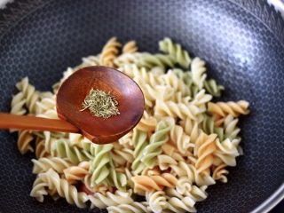 7、火腿肠时蔬炒意面便当,放入煮熟的意面，大火翻炒均匀后，放入百里香调味。