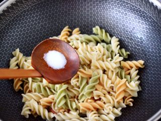 8、火腿肠时蔬炒意面便当,根据个人口味，加入适量的盐调味。