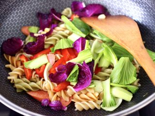 11、火腿肠时蔬炒意面便当,这个时候加入紫甘蓝和小油菜，再加入红椒条。