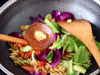 12、火腿肠时蔬炒意面便当,加入鸡精增加口感。