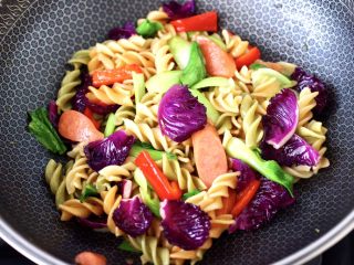13、火腿肠时蔬炒意面便当,大火继续快速翻炒至所有食材，断生变色即可关火。
