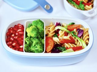15、火腿肠时蔬炒意面便当,便当盒里再放入焯过水的西兰花和石榴，好吃又营养的火腿肠时蔬意面便当。