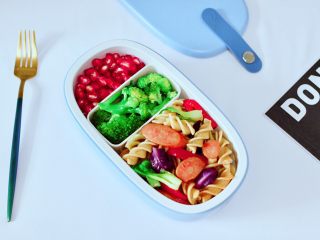 18、火腿肠时蔬炒意面便当,成品一