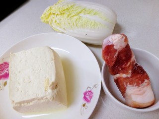 1、白菜炖豆腐,豆腐，白菜芯，一块肉。