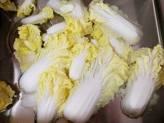 2、白菜炖豆腐,白菜芯扒开洗干净。