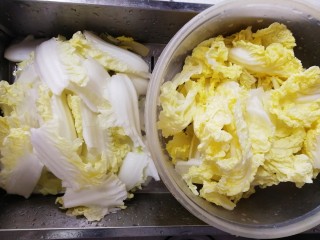 4、白菜炖豆腐,撕成小块，帮和叶分开。