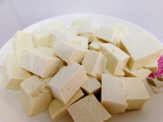 5、白菜炖豆腐,豆腐切块。