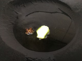 7、白菜炖豆腐,热锅倒入适量油，放入生姜片和大料小火炸香。