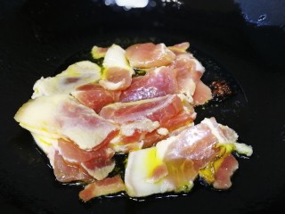 8、白菜炖豆腐,放入肉片，文火炒熟。