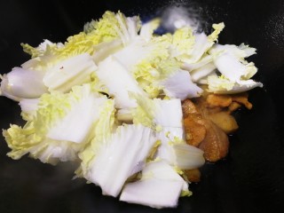 11、白菜炖豆腐,放入白菜帮。