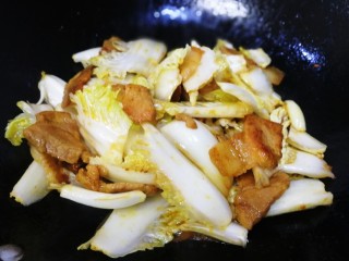 12、白菜炖豆腐,文火炒匀，炒2分钟。