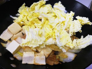 13、白菜炖豆腐,放入豆腐和白菜叶。