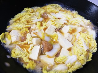 15、白菜炖豆腐,大火烧开。