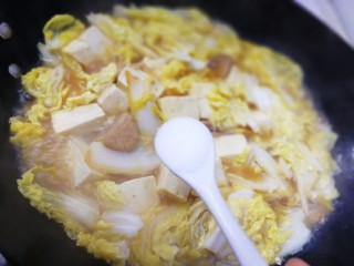 16、白菜炖豆腐,放一小勺盐。
