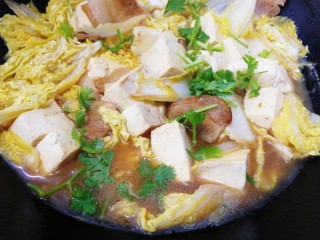 18、白菜炖豆腐,文火炖至白菜软烂，汤汁剩二分之一，撒些香菜末即可。