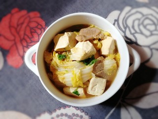 19、白菜炖豆腐,豆腐软嫩，肉片香而不腻，白菜软烂，汤汁鲜美，泡饭就用他。
