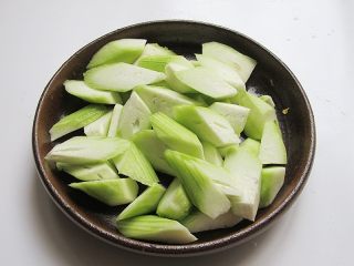 3、丝瓜炖豆腐,丝瓜去皮后切成滚刀块