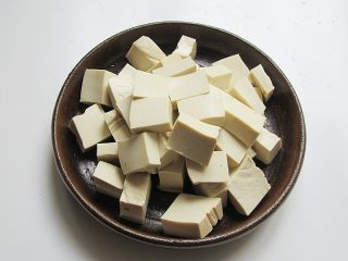 4、丝瓜炖豆腐,豆腐划成大小均匀的块状