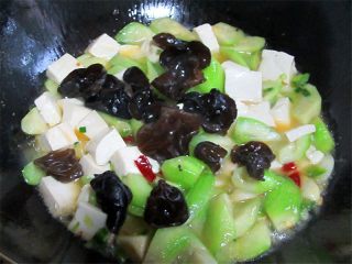 11、丝瓜炖豆腐,撒入黑木耳一起炖二十几秒钟