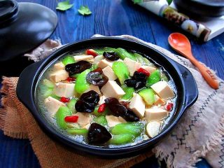 12、丝瓜炖豆腐,关火装盘,可以美美的享受佳肴了