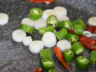 8、宫保鸡丁这样做简单美味，99%的都学会了,油锅下干辣椒、大葱段、青椒段爆香