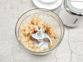 3、鸡胸蔬菜饼,把鸡胸肉切成小块，放入绞肉机中搅拌成泥，取出来倒入碗中