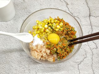 5、鸡胸蔬菜饼,打入鸡蛋，加盐