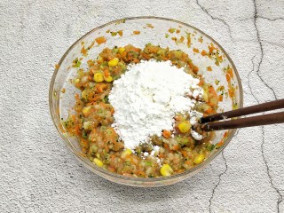 8、鸡胸蔬菜饼,最后再加入面粉