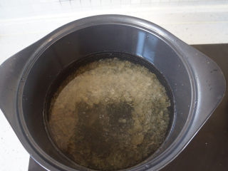 4、蜂蜜柚子茶,锅中加入冰糖和1碗清水