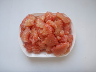 6、蜂蜜柚子茶,我们把柚子肉剥好。