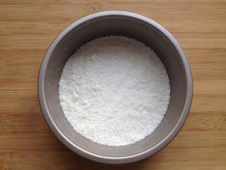 6、重阳糕,将模具的底部铺满(不厚也不薄),把表面整理平整(模具的底部和内壁最好刷一层油,方便脱模)