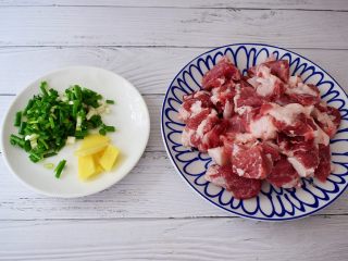 2、猪肠碌,猪肉洗净切成小块,姜切片,葱切葱花