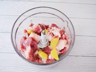 3、猪肠碌,把猪肉和姜片放入绞肉机中