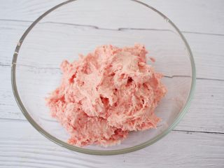 5、猪肠碌,放入容器中