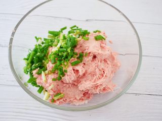 6、猪肠碌,加入葱花