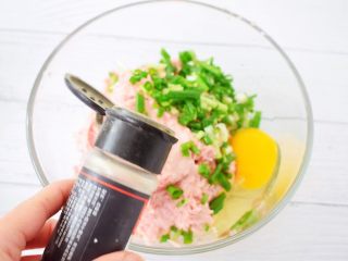 8、猪肠碌,加入胡椒粉