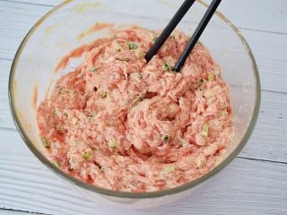 12、猪肠碌,用筷子顺时针一个方向搅打均匀备用