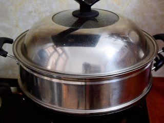 18、猪肠碌,锅中烧开水,等水开后,再放入锅中大火蒸十分钟即可,吃时可根据自己的口味蘸酱油或辣椒酱