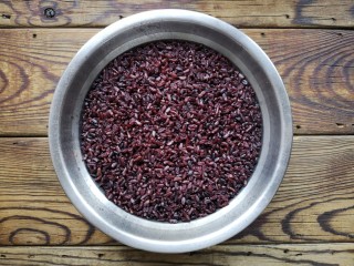 2、紫米饭团,蒸熟的紫米饭晾凉。