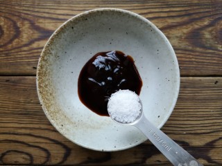 5、紫米饭团,再加一勺白糖，搅拌均匀。