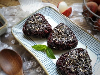 9、紫米饭团,既营养又美味的日式煎饭团就做好啦。