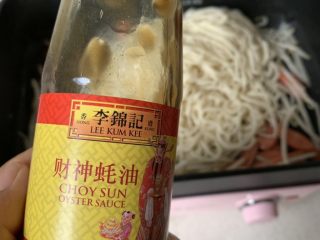 7、家常炒面,倒入面条，加少许蚝油